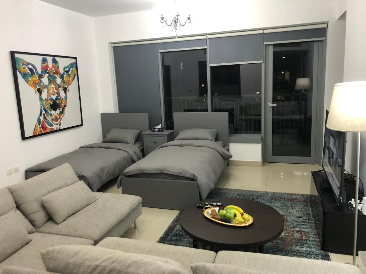 Downtown Boulevard One Bedroom Apt In 29 Blvd غرفة وصالة Burj & Fountain View Master Bedroom Plus 2 Single Beds In Living Room Dubai Exterior photo