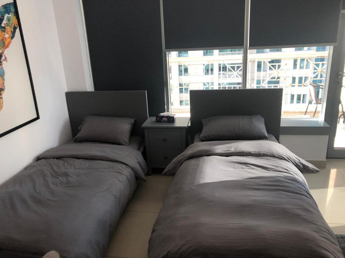 Downtown Boulevard One Bedroom Apt In 29 Blvd غرفة وصالة Burj & Fountain View Master Bedroom Plus 2 Single Beds In Living Room Dubai Exterior photo